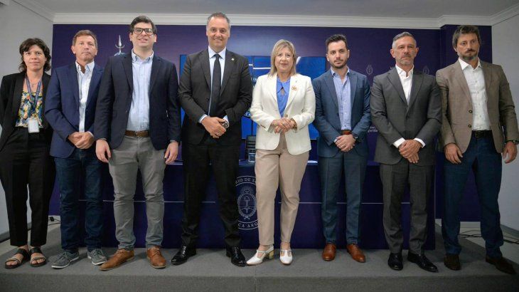 La ministra de Seguridad junto a su equipo y Manuel Adorni.