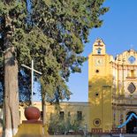 La magia del pueblo de Metepec está en las manos de sus artesanos que transforman el barro en hermosas piezas que muestran la fusión de dos culturas. Este Pueblo Mágico combina construcciones modernas, como el Centro Panamericano de Ecología o la Sede del Sistema de Radio y Televisión Mexiquense, con edificios coloniales como el Convento e Iglesia Franciscana del siglo XVI de fachada barroca, obra de artistas indígenas, y el Templo el Calvario de estilo neoclásico del siglo XVIII. La magia del pueblo de Metepec está en las manos de sus artesanos que transforman el barro en hermosas piezas que muestran la fusión de dos culturas. Este Pueblo Mágico combina construcciones modernas, como el Centro Panamericano de Ecología o la Sede del Sistema de Radio y Televisión Mexiquense, con edificios coloniales como el Convento e Iglesia Franciscana del siglo XVI de fachada barroca, obra de artistas indígenas, y el Templo el Calvario de estilo neoclásico del siglo XVIII.