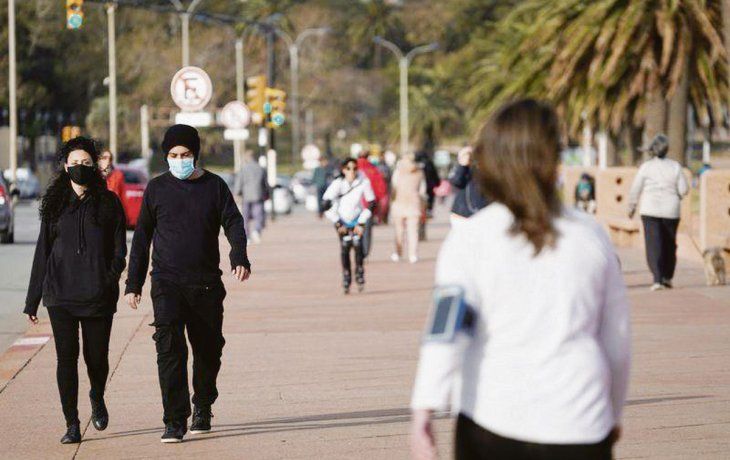 CAMBIO. Durante el primer año de la pandemia Uruguay no impuso restricciones. Un grupo de expertos consultados por el gobierno le sugirió suspender las clases de los colegios secundarios.