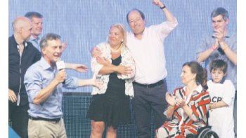 ámbito.com | Mimada. Elisa Carrió rodeada anoche por Ernesto Sanz, Marcos Peña y Gabriela Michetti. Fue la primera en recibir el agradecimiento de Macri.