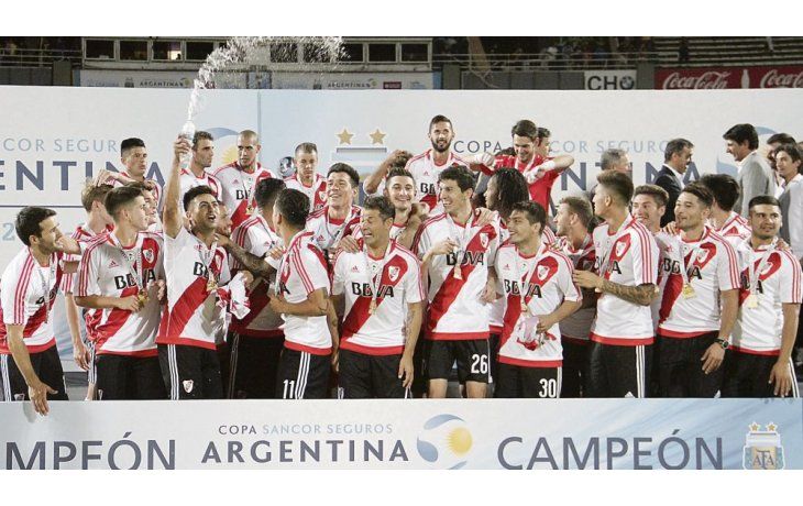 El último campeón. River la festejó con ganas porque lo clasificó para la Copa Libertadores.