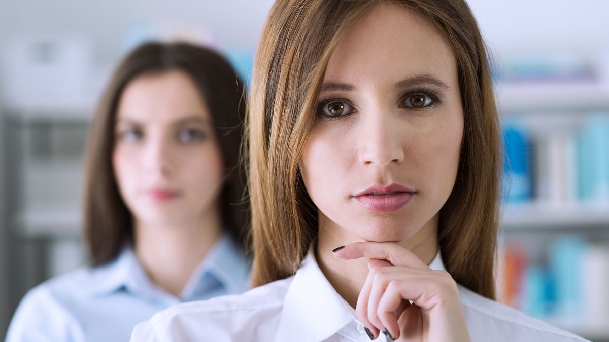 This means that someone speaks badly of his friend, according to psychology