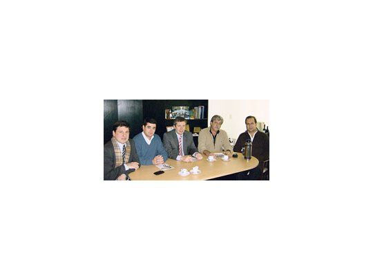 El ministro de Asuntos Agrarios de Buenos Aires, Emilio Monzó, ayer en la sede de la FAA, flanqueado, entre otros, por el titular de la entidad, Eduardo Buzzi, y el dirigente Guillermo Gianassi.