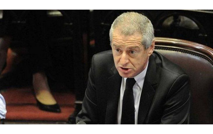 El dirigente del PJ confirmó que, en la Cámara alta, el bloque PJ-Frente para la Victoria buscará introducir la eliminación del chip en la boleta electrónica, de forma tal que no pueda leerse mediante un sistema remoto como por ejemplo un teléfono celular, y para que quien emite su voto tenga la seguridad de que su sufragio no será violado.