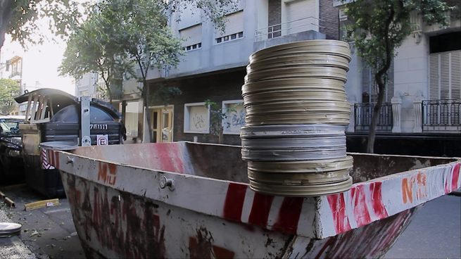 La antigua y desoladora imagen de las latas de película arrojadas a un container.