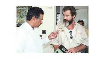 Mel Gibson ya es un habitué de México. Después de «Apocalypto» filma ahora otra película en Veracruz, lo que requirió el traslado de 300 presos de una cárcel.