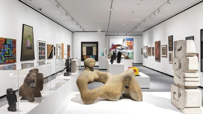 antes de américa. Las esculturas talladas en piedra de Henry Moore y Magda Frank en primer plano.