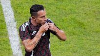 Andrés Guardado se despide del Seleccionado Mexicano y besa el escudo. El histórico mediocampista vistió&nbsp;en 181 oportunidades la camiseta del Tri.