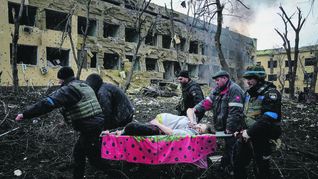 URGENCIA. Una mujer embarazada es trasladada por voluntarios tras el bombardeo ruso al hospital.&nbsp;