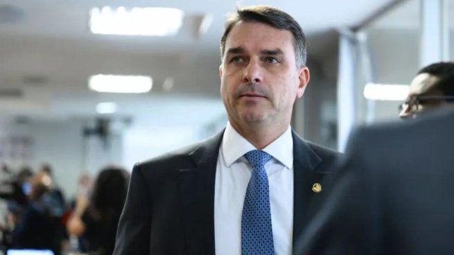 Fui a reunirme con él para zanjar el asunto y decirle que, si me hubiera dicho que la situación era tan grave como lo era, habría buscado otro inversor mucho antes, declaró Flavio Bolsonaro a periodistas.