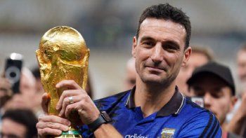 Lionel Scaloni con la Copa del Mundo.