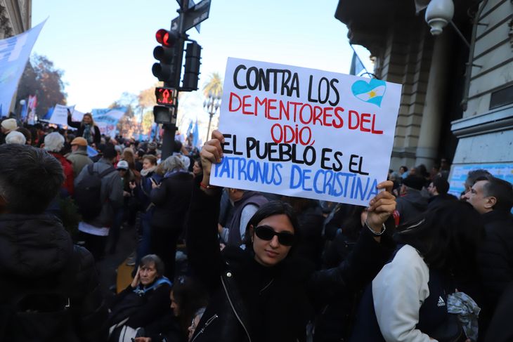 Los carteles de la marcha expresaron las principales demandas de los manifestantes. Los carteles de la marcha expresaron las principales demandas de los manifestantes.