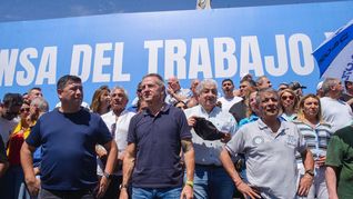 El triunvirato está en negociaciones frenéticas para lograr más cambios en la reforma laboral. El triunvirato está en negociaciones frenéticas para lograr más cambios en la reforma laboral.