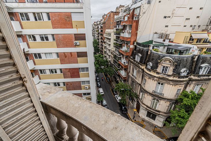 Desde uno de los balcones del departamento se observa la esquina de Juncal y Uruguay. Hacia la izquierda, sobre Juncal, se encuentra el edificio donde vivió Cristina Fernández de Kirchner Desde uno de los balcones del departamento se observa la esquina de Juncal y Uruguay. Hacia la izquierda, sobre Juncal, se encuentra el edificio donde vivió Cristina Fernández de Kirchner