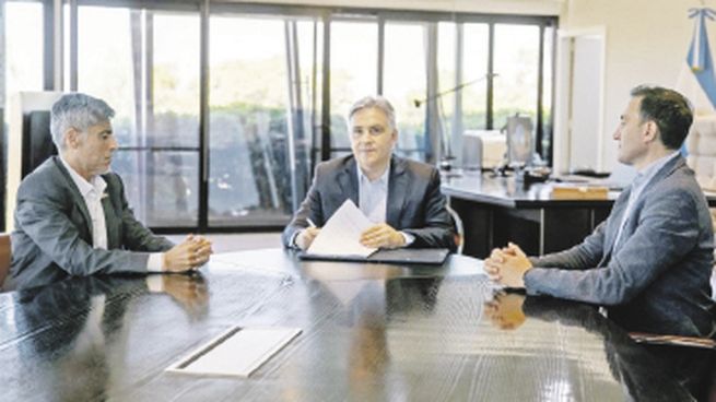 Firma. El gobernador de Córdoba, Martín Llaryora, firmó el proyecto de ley de Seguridad Pública que envió a la Legislatura provincial.