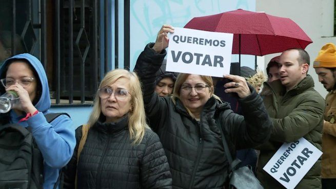 Rige una prohibicin para que algunos venezolanos no puedan ir a votar porque viven fuera del pas.