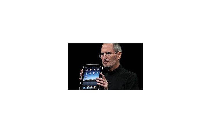 Steve Jobs muestra su nueva creación durante la presentación del iPad