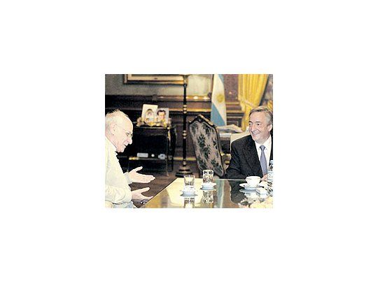 Por primera vez, elPresidente recibió en laCasa Rosada al obispoemérito de Iguazú,Joaquín Piña, líder de lacruzadaantirreeleccionista quefrenó las aspiraciones delgobernador Rovira enMisiones.