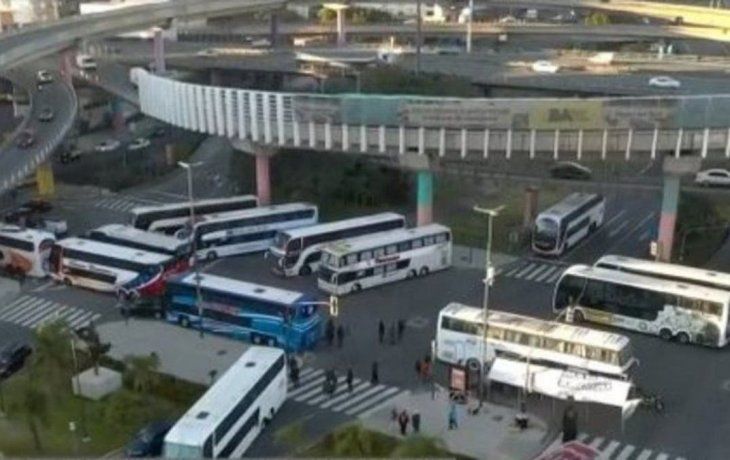 La avenida 9 de julio sigue cortada por una protesta de micros