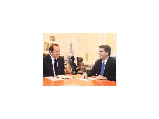 Jorge Capitanich, que se perfila como presidencial para 2015, se reunió ayer con dos jefes territoriales que tienen el mismo plan político: el porteño Mauricio Macri y el bonaerense Daniel Scioli. Innovó, el jefe de Gabinete, con un trato amable junto al líder del PRO  y una conferencia de prensa en conjunto. En privado, con Scioli también se mostró distendido y abierto como si el futuro no los proyectara como eventuales duelistas.