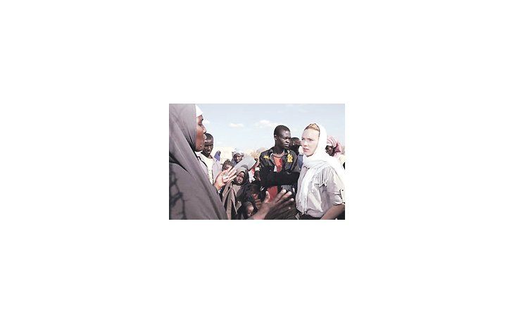 En su carácter de embajadora de una organización benéfica internacional, Scarlett Johansson visitó campos de refugiados en Kenia.