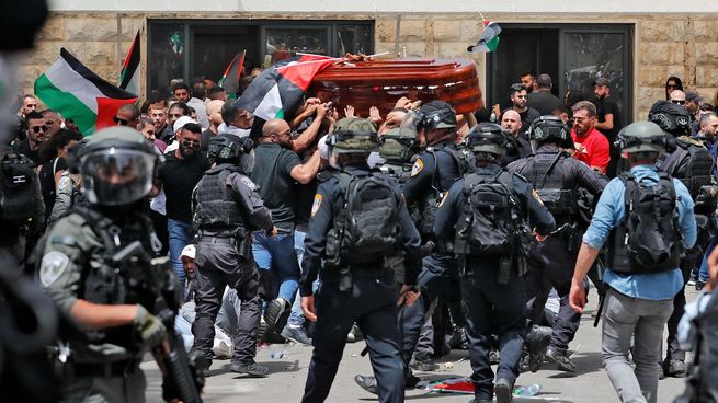 La policía israelí cargó contra los dolientes de la periodista Shireen Abu Akleh, asesinada durante un operativo del ejército de Israel en Cisjordania ocupada.