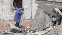 DAÑO. Una mujer llora mientras busca a su hijo entre los escombros de la ciudad de Borodianka, cerca de Kiev, que fue brutalmente bombardeada por Rusia.