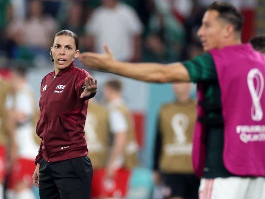 Stephanie Frappart hizo historia en México-Polonia.