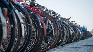 Una bicicleta pensada para la vida urbana conquista a millones con su diseño plegable, motor eléctrico y capacidad para cargas o pasajeros. Una bicicleta pensada para la vida urbana conquista a millones con su diseño plegable, motor eléctrico y capacidad para cargas o pasajeros.