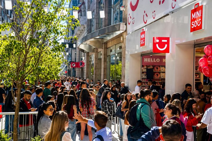 Furor en la peatonal Florida: largas filas de hasta cinco cuadras y alta convocatoria marcaron el debut de la marca en Argentina Furor en la peatonal Florida: largas filas de hasta cinco cuadras y alta convocatoria marcaron el debut de la marca en Argentina
