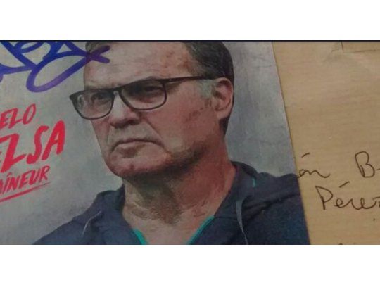 Bielsa se tomó el tiempo para contestarle una carta a un fanático.
