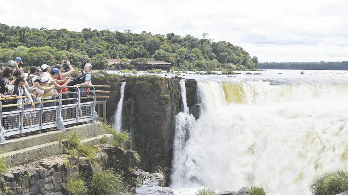 Hallaron un cuerpo en Cataratas del Iguazú e investigan si es el turista que cayó al agua