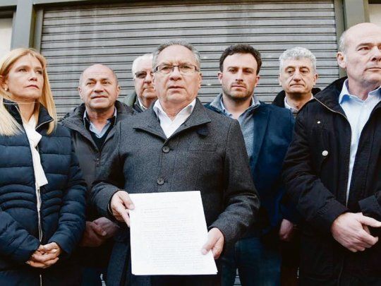 Postal. Alberto Descalzo (Ituzaingó) y Verónica Magario (La Matanza) encabezaron la presentación de la carta ante la gobernación.