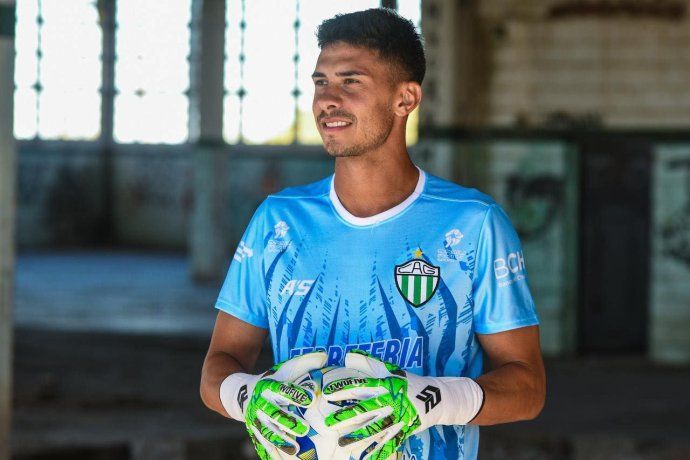 El guardameta, de amplio recorrido por el ascenso argentino, alegró a todos tras su recuperación.
