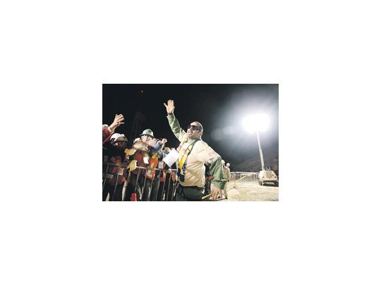 Mario Sepúlveda, apodado «Súper Mario», fue el segundo de los trabajadores rescatados. Su energía y su entusiasmo lo convirtieron en uno de los personajes de la jornada.