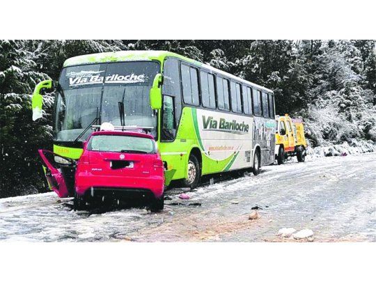 Accidente. Por causas que se desconocen el auto VW Suran del piloto quedó incrustrado bajo el micro de pasajeros que iba hacia Bariloche.