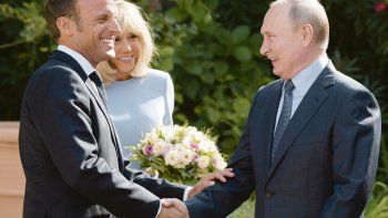 gentiles. Los presidentes francés, Emmanuel Macron, y ruso, Vladímir Putin, se reunieron ayer en el fuerte de Bregançon y acordaron trabajar junto a Alemania y Ucrania para superar la crisis que los enfrentó.