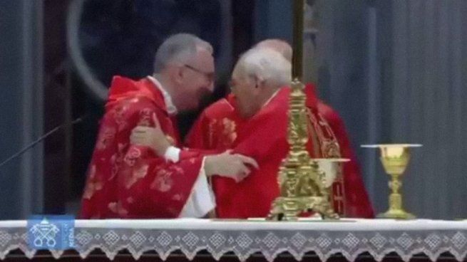Desde el Vaticano se oyó la felicitación de Re hacia Parolin.