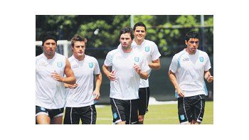 El pelotón de jugadores de Racing, encabezado por Yacob. El mediocampista será esperado hasta último momento por Simeone.