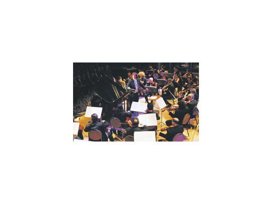 Jorge Uliarte al frente de la Orquesta del Festival de Ushuaia, con el pianista croata Goran Filipec como solista.