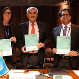 En el marco del seminario, la publicación anual de la CEPAL Panorama Fiscal de América Latina y el Caribe 2026 fue presentada. De izquierda a derecha, Laura Oroz, Embajadora de España en Chile; José Manuel Salazar-Xirinachs, Secretario Ejecutivo de la CEPAL; y Noel Pérez Benítez, Oficial a Cargo de la División de Desarrollo Económico de la CEPAL. En el marco del seminario, la publicación anual de la CEPAL Panorama Fiscal de América Latina y el Caribe 2026 fue presentada. De izquierda a derecha, Laura Oroz, Embajadora de España en Chile; José Manuel Salazar-Xirinachs, Secretario Ejecutivo de la CEPAL; y Noel Pérez Benítez, Oficial a Cargo de la División de Desarrollo Económico de la CEPAL.