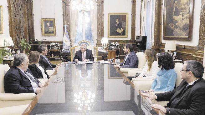 firma. Alberto Fernández, Sergio Massa y legisladores, ayer al promulgarse la ley de alivio fiscal.