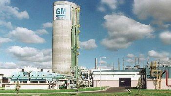 Al notificar la novedad a los empleados, autoridades de GM indicaron que necesitan adelantar vacaciones de los operarios a la espera de la venta al menos una parte mínima del stock que acumula en sus playas y galpones.