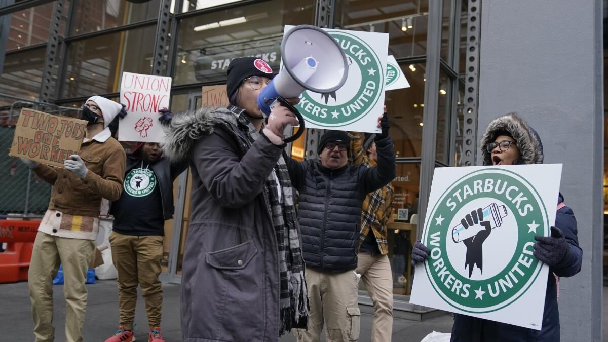 Great Starbucks Workers Strike in the United States by new clothing code