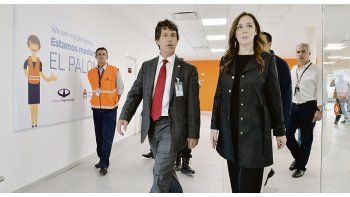 Tensión. María Eugenia Vidal, visitó ayer la nueva terminal internacional del aeropuerto de El Palomar, en el partido bonaerense de Morón, en medio del impulso a las “low cost” y la tensión por las medidas de fuerza gremiales en Aerolíneas y Austral. Los hizo acompañada por el administrador de la empresa Aeropuertos Argentina 2000 en El Palomar, Claudio Balzola, y el jefe de Mantenimiento de la compañía concesionaria, Gustavo Giralda.