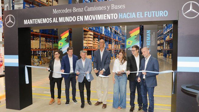 Raúl Barcesat, CEO de Mercedes-Benz Camiones y Buses Argentina, fue el encargado del corte de cinta.