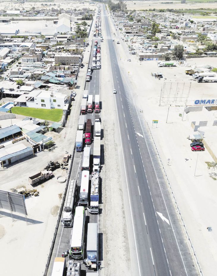BLOQUEOS. Una imagen aérea muestra la ruta de la ciudad de Ica, una de las principales de Perú, con decenas de camiones de carga varados.
