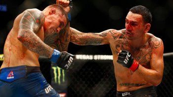 ufc: perdio el titulo tras 13 triunfos consecutivos en un sangriento combate