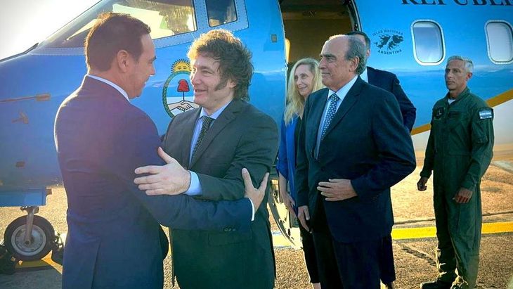 Gustavo Valdés junto a Javier Milei, durante una visita no oficial que el Presidente realizó a Corrientes.