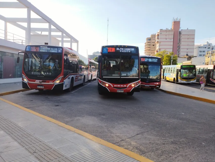 Las empresas ERSA y Transporte San Lorenzo, de Corrientes, suspendieron sin goce de haberes a 23 choferes de colectivos por 30 días. Las empresas ERSA y Transporte San Lorenzo, de Corrientes, suspendieron sin goce de haberes a 23 choferes de colectivos por 30 días.